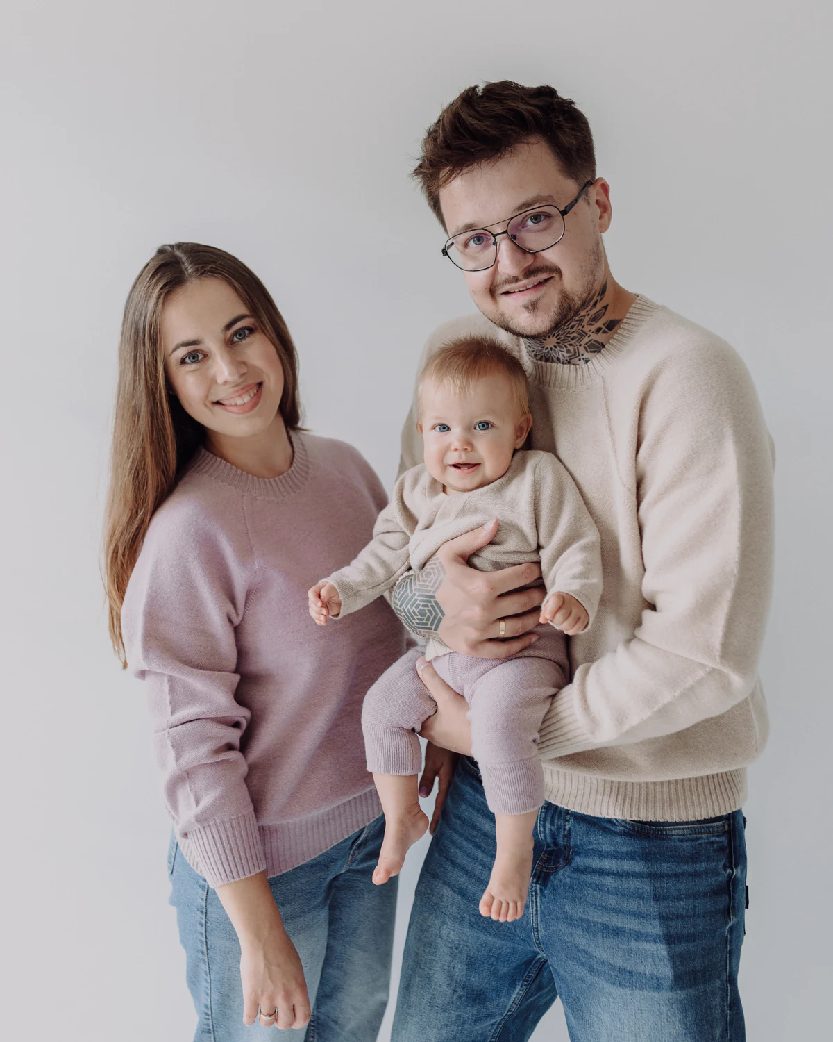 Rodzina w swetrach, kardiganie i spodniach z wełny merino