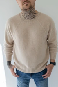 Beżowy sweter merino męski na mężczyźnie, dekolt i ściągacze z bliska